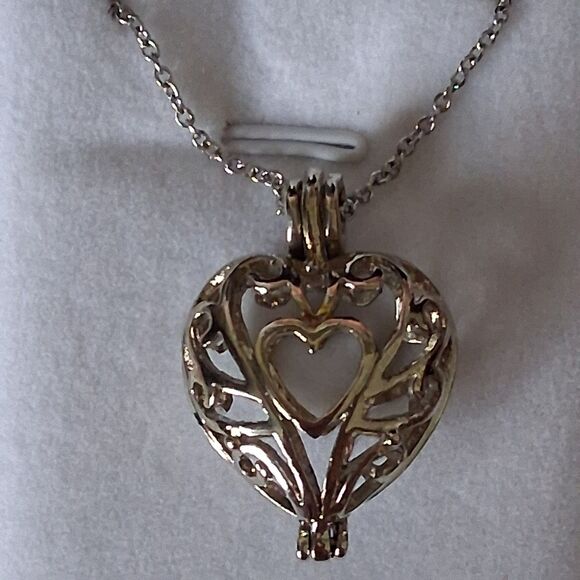 Silver Tone Heart Shaped Locket w/ 6 Interchangeable Center Hearts Stone Colors - Picture 2 of 7
